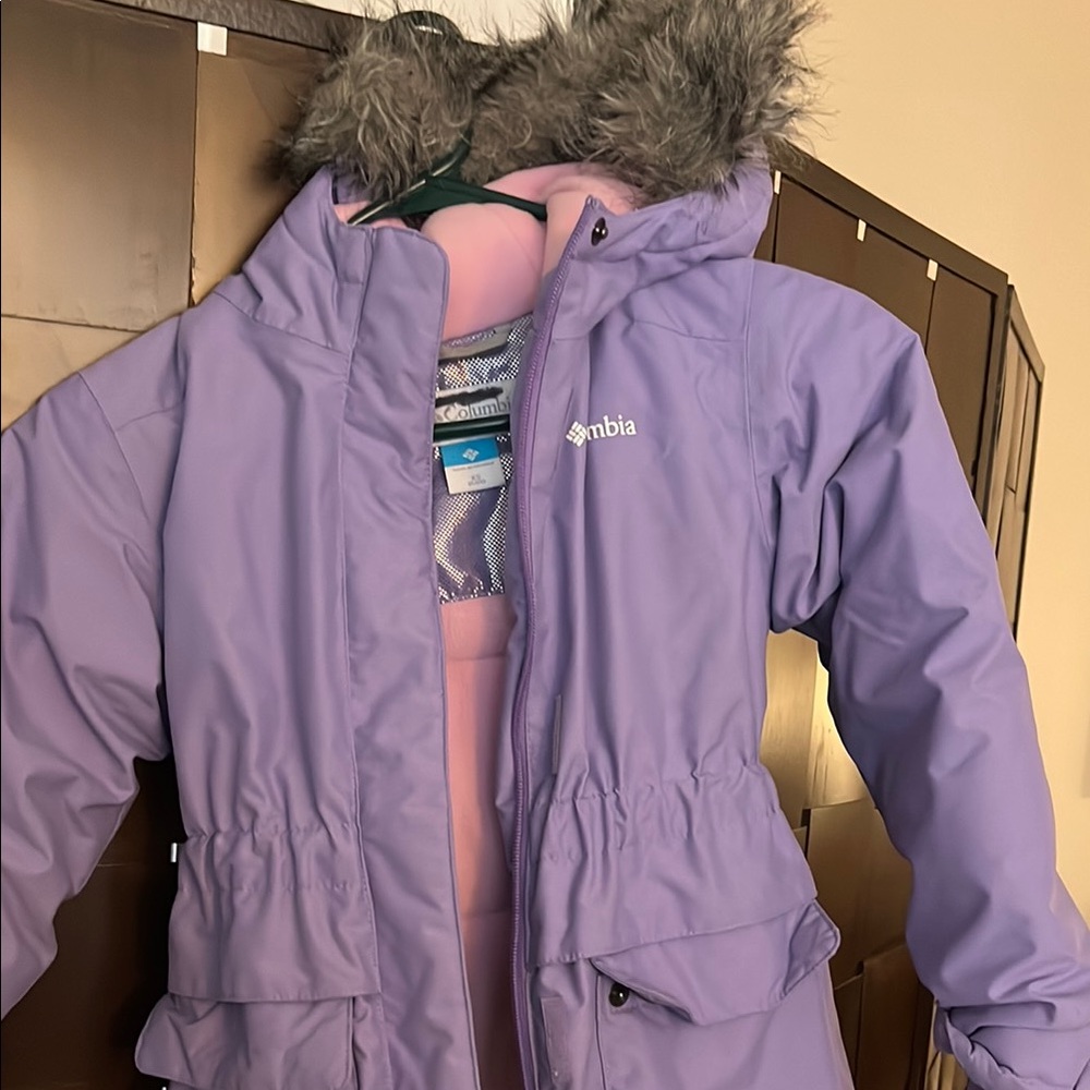 Columbia Purple Puffer Jacket with Fur-Lined Hood and Water-Resistant Fabric